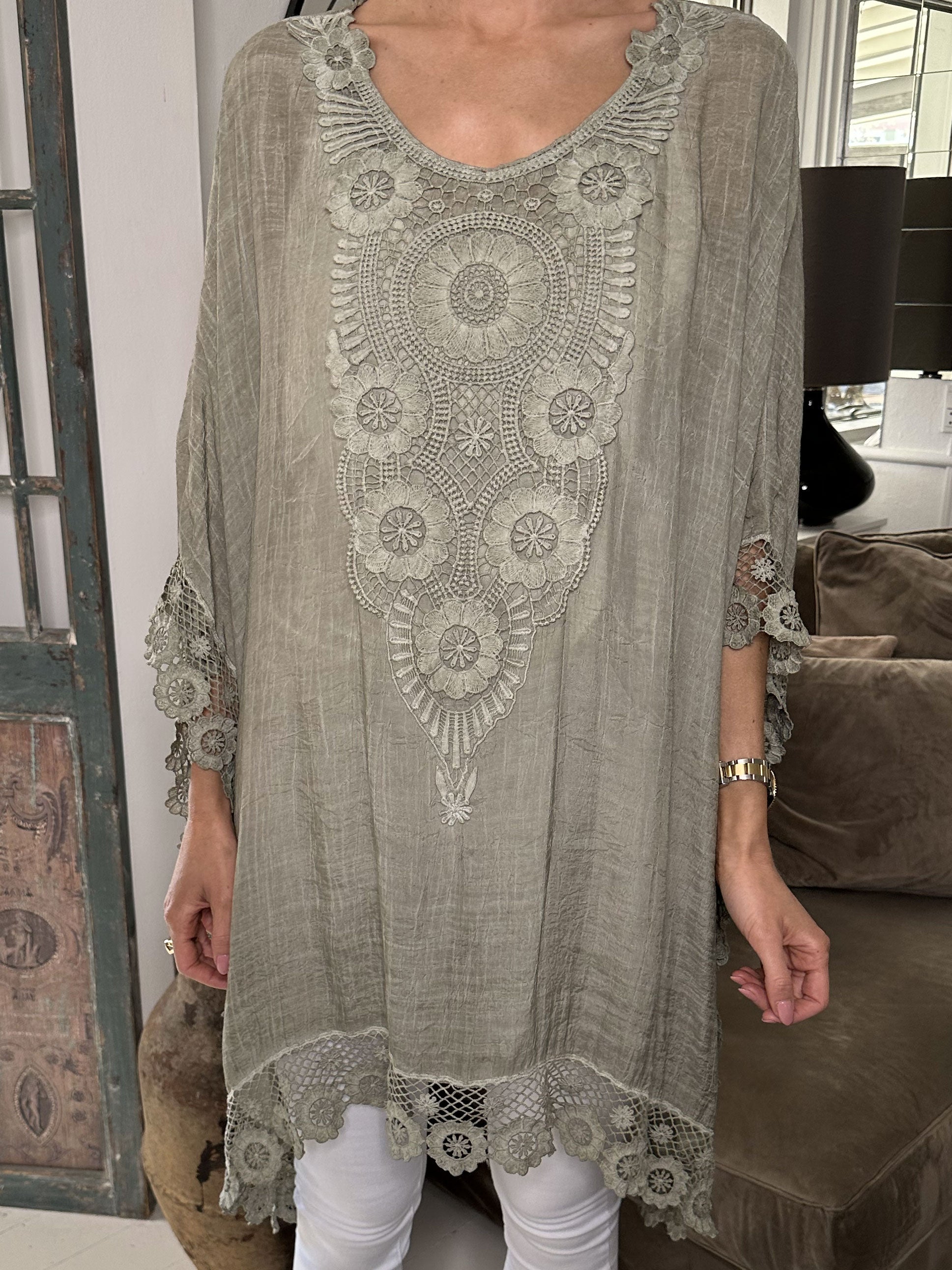 Leslie - Vacker tunika med spetskanter